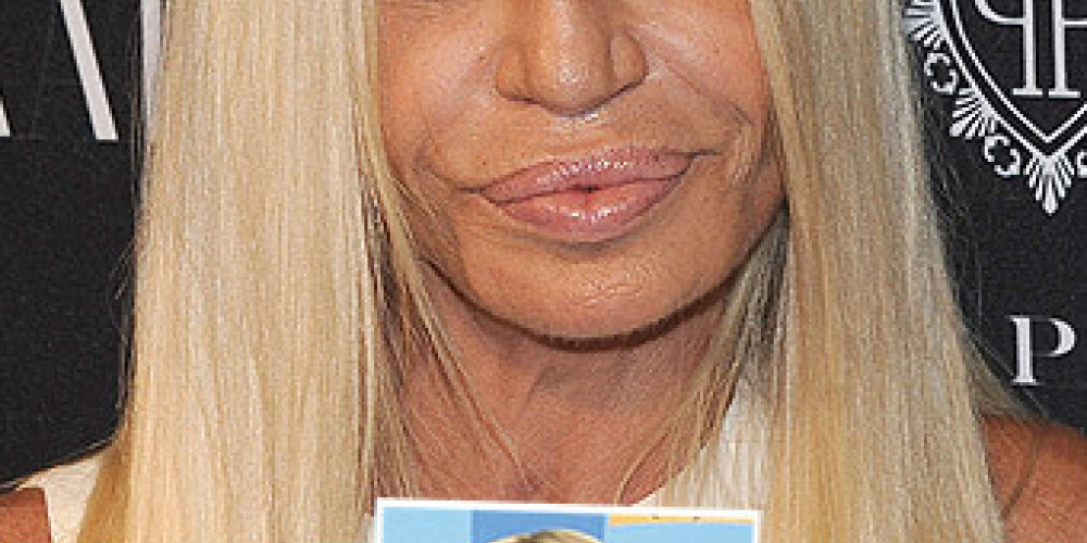 Modes dizainere Donatella Versače šā gada septembrī un 1993. gadā.