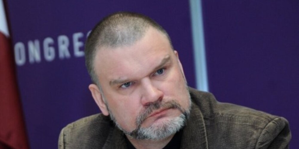 Sevi Graudiņš dēvē gan par ekspertu, gan politologu, kaut ir tikai pensionēts padomju armijas virsnieks.