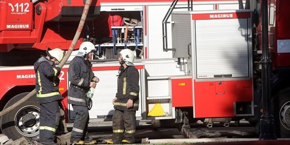 На место происшествия выехали восемь пожарных бригад, две автолестницы и один автоподъемник