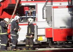 На место происшествия выехали восемь пожарных бригад, две автолестницы и один автоподъемник