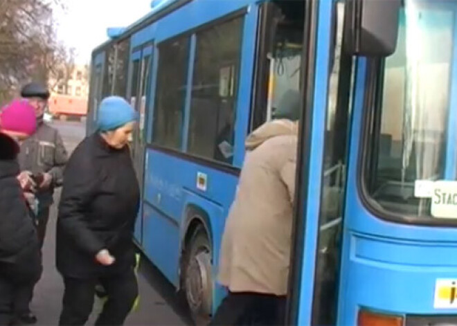 Jēkabpilieši nemierā ar jauno kārtību autobusos: no tiem aizvākti tik pierastie kompostieri. VIDEO