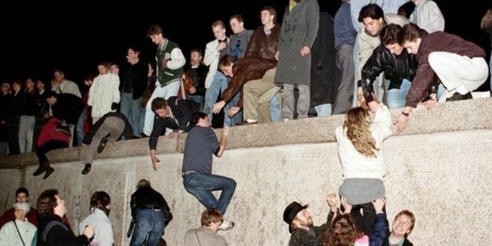 Данные последних соцопросов говорят, что  каждый шестой житель Германии выступает за возвращение стены, которая разделяла Запад и Восток