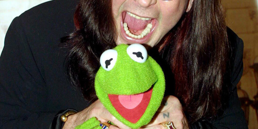 Ozijs Osborns ar vardulēnu Kermitu.