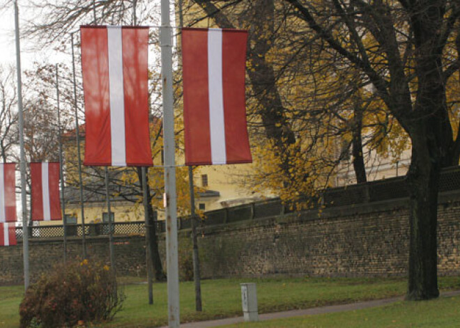 Lāčplēša dienā vietām ierobežos satiksmi, vakarā transportlīdzekļiem slēgs 11. novembra krastmalu