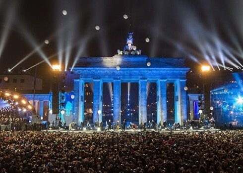 В юбилей падения Берлинской стены в небо выпустили 7 тысяч светящихся шаров. ФОТО