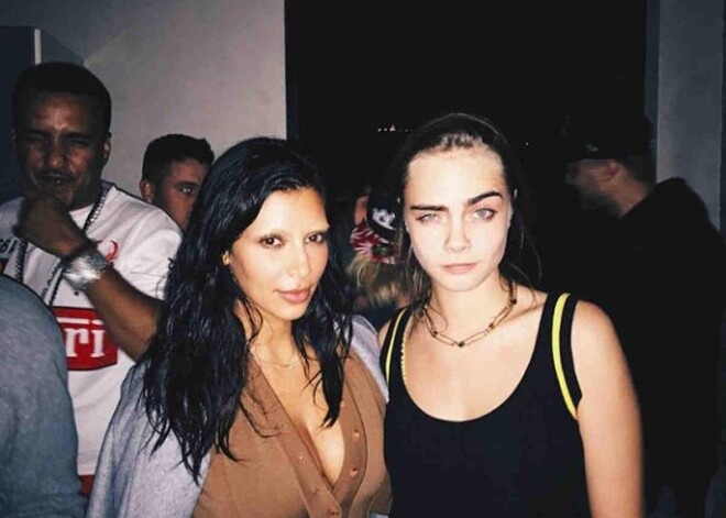 Sabiedrības dāma Kima Kardašjana un modele Kara Delaviņja.