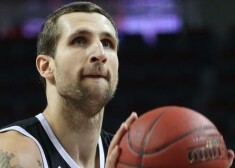 "VEF Rīga" komandā rezultatīvākie ar 16 punktiem bija Ronalds Zaķis (attēlā) un amerikānis Džeralds Robinsons.