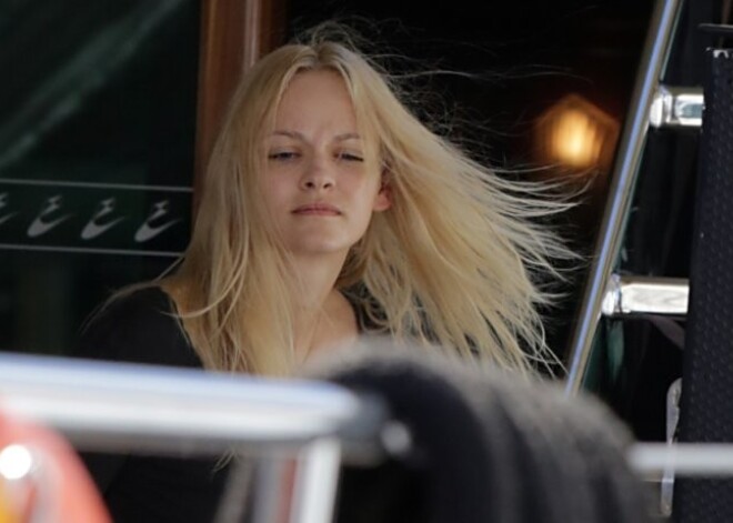 Modes pasaulē "apmānītā" Ginta Lapiņa uzvar pirmajā tiesvedībā