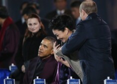 Путин пытался очаровать хозяев мероприятия, согрев супругу своего коллеги