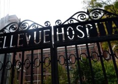 Врач Крейг Спенсер сегодня покинет больницу "Бельвью"