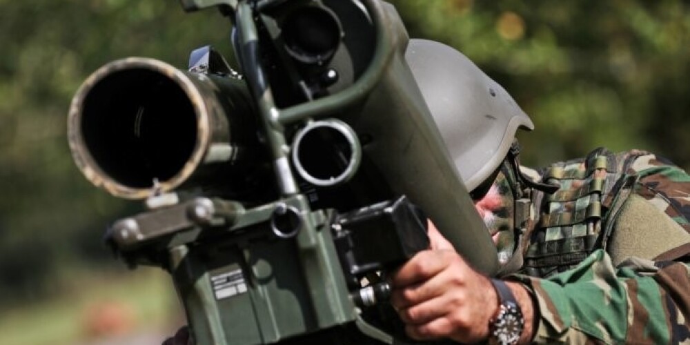 Латвия планирует закупить у Норвегии 800 единиц противотанкового вооружения Carl Gustav, 50 грузовиков Scania и 50 оснащенных легким вооружением вездеходов