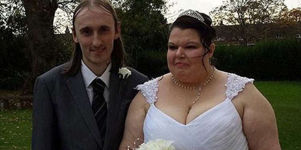 Pasaules greizsirdīgākā sieviete un viņas vīrelis Helovīnā apprecējušies. FOTO