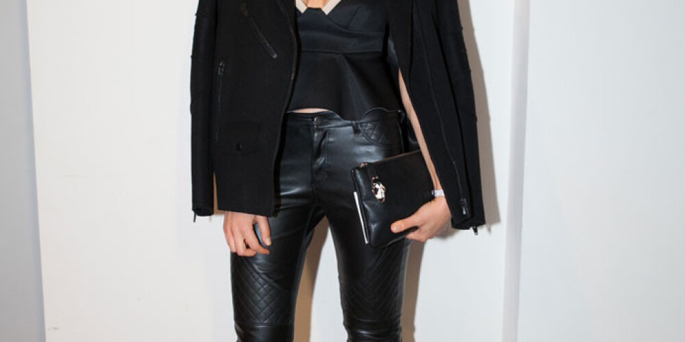 Санта Б. Михелсоне, модный блогер, на Riga Fashion Week Cегодня кожа заменила деним! Особенно хорошо кожаные брюки сочетаются с шелком и замшей. Корсет вместе с облегающими брюками и шнурованной обувью создает несколько фривольный образ, который уравновешивает накинутая на плечи куртка.