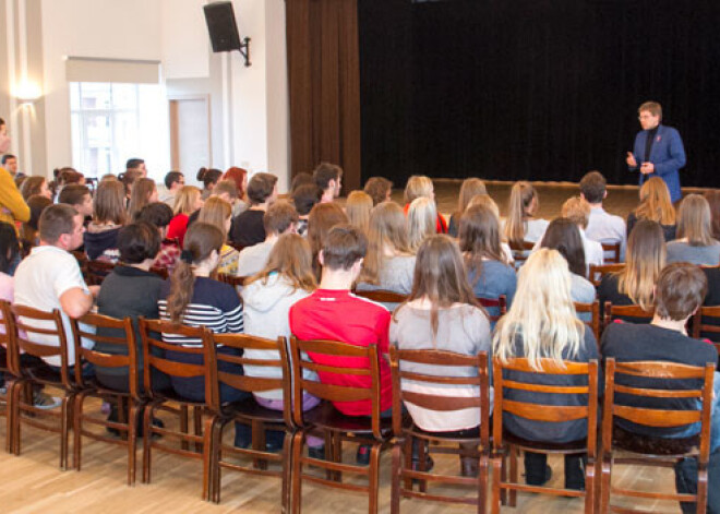 Ušakovs ticies ar skolēniem Rīgas 22.vidusskolā. FOTO