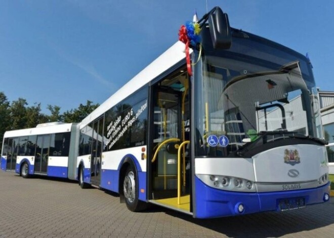 Jaunie "Solaris" autobusi uzņem pirmos pasažierus