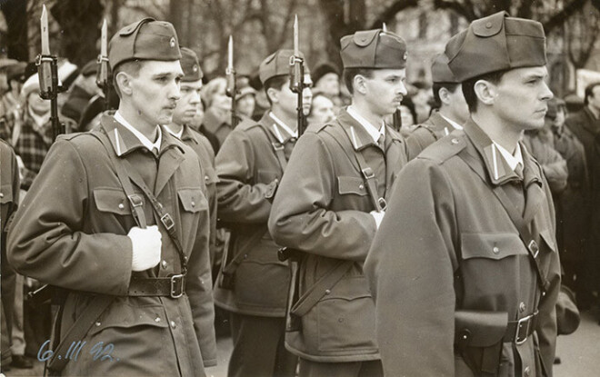 Liepājā skatāma izstāde par atjaunotās Latvijas Republikas bruņoto spēku formastērpiem – „Kam pogas spīd un zābaks tīrs...”.