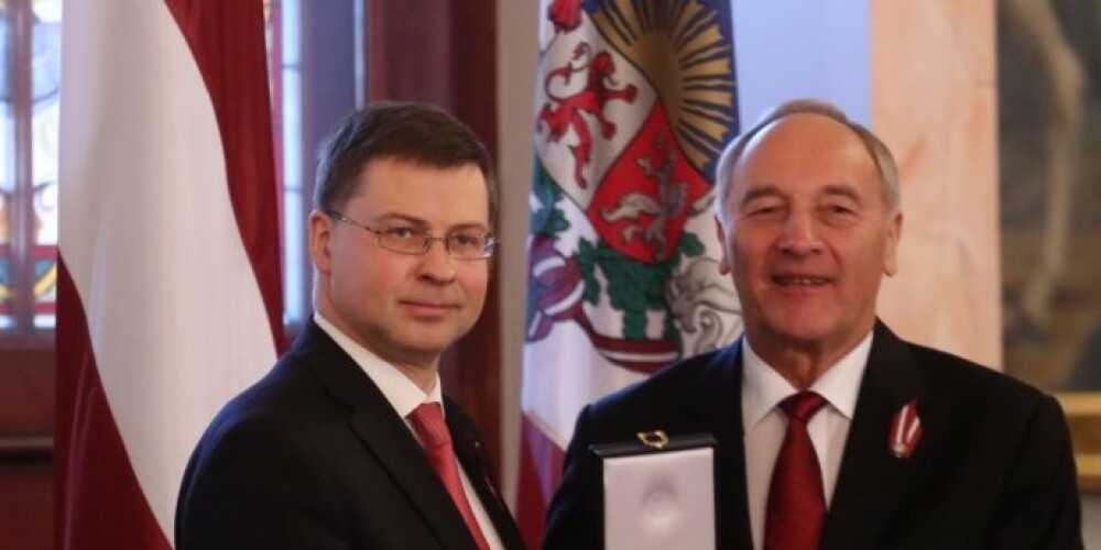 Valdim Dombrovskim un aktierim Ķesterim pasniedz Triju Zvaigžņu ordeņus