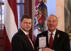 Valdim Dombrovskim un aktierim Ķesterim pasniedz Triju Zvaigžņu ordeņus