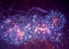 Plkst. 21.00 jau tradicionāli valsts svētkos iedzīvotāji aicināti vienoties kopīgā Latvijas himnas „Dievs, svētī Latviju!" dziedāšanā un  krāšņas uguņošanas vērošanā 11. novembra krastmalā.
