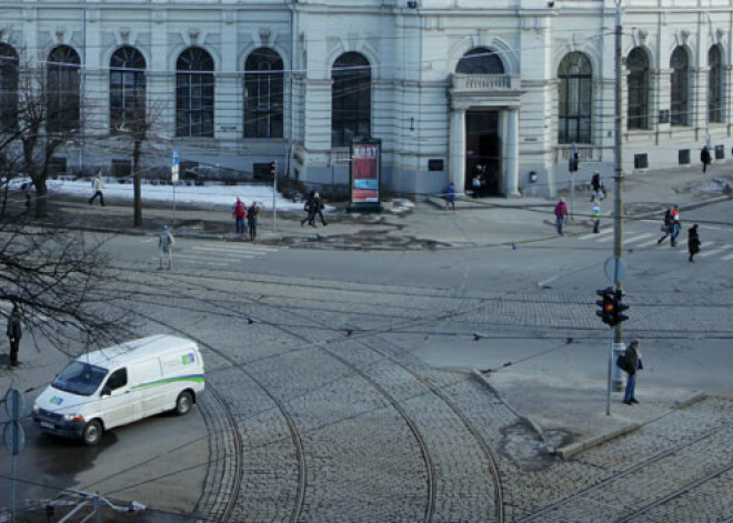 Ziemeļīrijas ārlietu ministra vizītes laikā ierobežos satiksmi vairākās Rīgas centra ielās