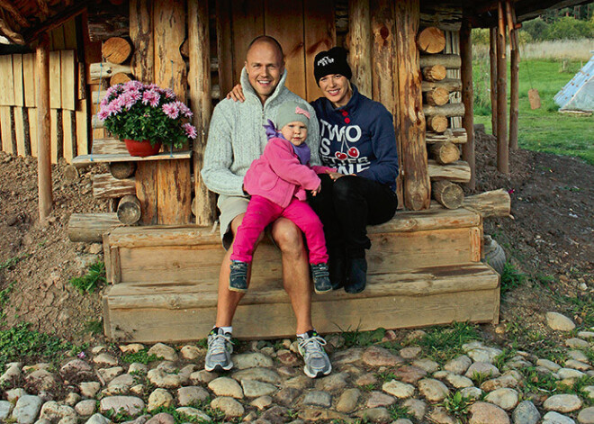 Молодые люди покидают Ригу и переселяются жить в лес. Почему?