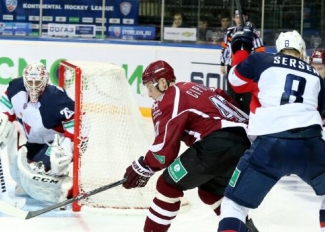 Rīgas "Dinamo" pēcspēles metienu sērijā pārspēj "Slovan"