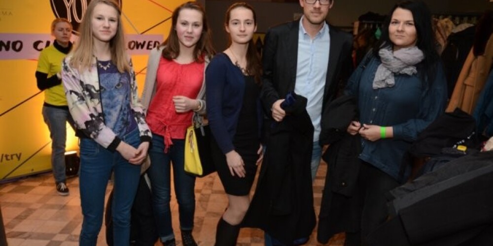 „Carnival Youth” koncertu TV žurnālists  Sandijs Semjonovs apmeklēja kopā ar meitu (pa kreisi no Sandija), darba kolēģi no Latvijas Televīzijas un meitas draudzenēm.