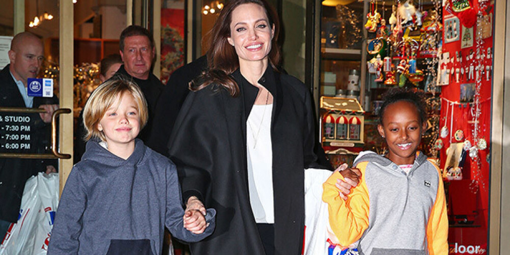 Анджелина Джоли сводила дочерей в магазин