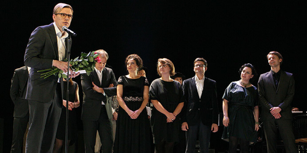 Jaunā Rīgas teātra izrāde "Peldošie - ceļojošie" gan neuzvarēja skatītāju balsojumā, taču tika atzīta par labāko lielās formas izrādi. Balvu dabūja arī izrādes tērpu māksliniece Monika Pormale.