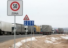 Lai auto pārvadātājiem nebūtu jāpavada laiks, stāvot rindās uz Latvijas-Krievijas robežas, VID Muitas pārvalde un Valsts robežsardze lūdz izvēlēties citus preču pārvadāšanas maršrutus.