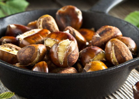 Cepšanai vispiemērotākā ir smaga čuguna panna ar vāku, taču tikpat labi noder arī cepeškrāsns.