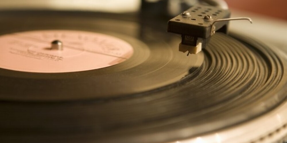 Mūzikas mīļotāji Lielbritānijā "izķer" vecās labās skaņuplates