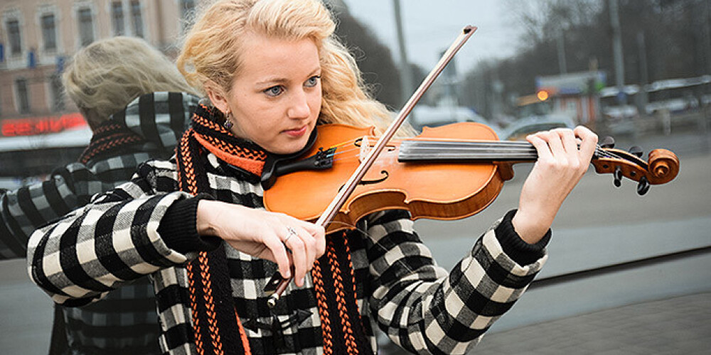 "Jā, man ir nācies pat kauties" - vijolniece Linda atklāj ielu muzicēšanas aizkulises Rīgā