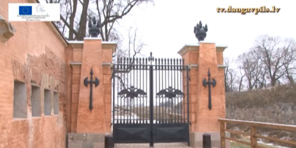Daugavpils cietoksnī atjaunota galvenā ieeja un sargu māja. VIDEO
