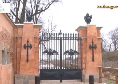 Daugavpils cietoksnī atjaunota galvenā ieeja un sargu māja. VIDEO