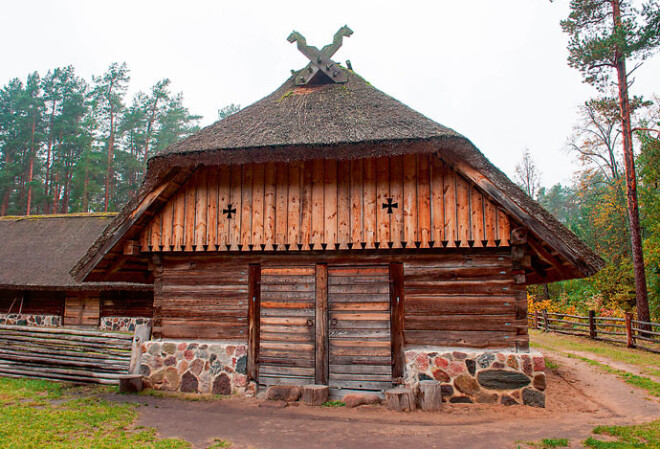 Atslēga pret ļaunumu. Krustveida logs sargāja no velniem, raganām, lietuvēna, zagļiem, nelabvēļiem un labi izskatījās.