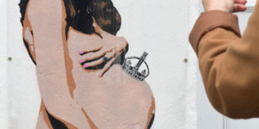 Hercogienes Ketrīnas grūtniecība iedvesmo grafiti mākslinieku pikantam darbam. FOTO