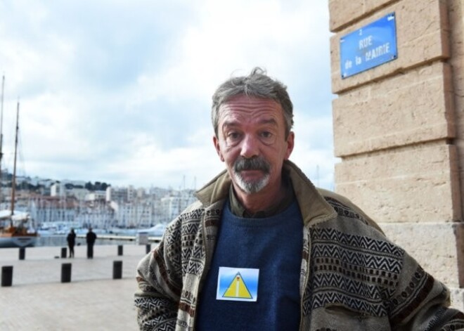 Marseļā "bomzīšus" iezīmēs ar dzelteniem trijstūriem. FOTO