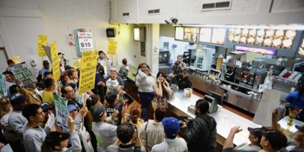 Burgeru ēstuvju darbinieki vienojas streikā, atkal lūdzot lielākas algas. FOTO