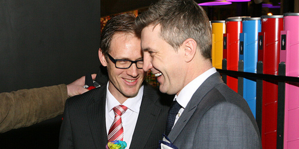 Viens no filmas “Leģenda Dinamo”  galvenajiem varoņiem, slavenais hokejists Sandis Ozoliņš un  filmas autors Sandijs Semjonovs pēc pirmizrādes.