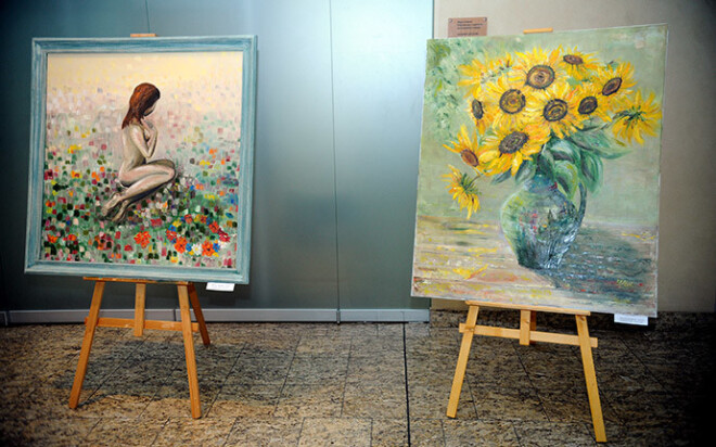 Rīgas Rātsnamā skatāmās Ditas Baumanes – Auzas gleznas raksturo dzīvespriecīgas un harmoniskas krāsas, tajās jaušams sievietes skatījums uz pasauli caur mīlestības un labestības prizmu.