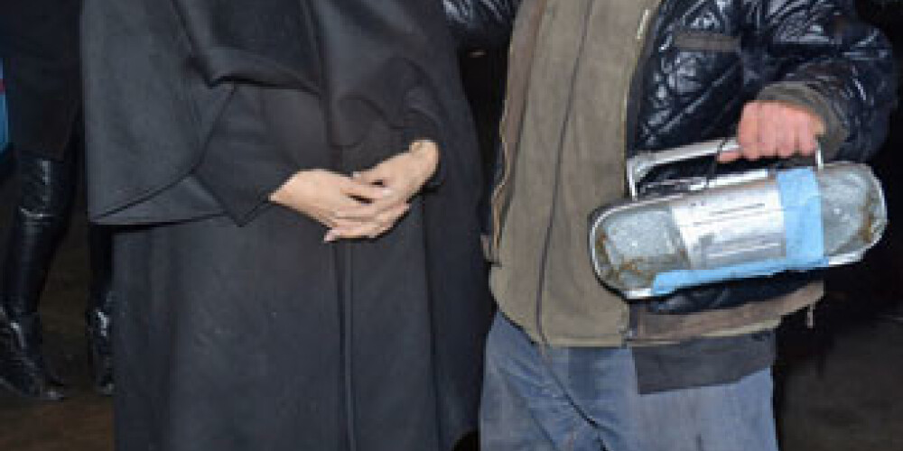 Andželina Džolija ar Kregu Kastaldo jeb Radiovīru – Ņujorkas populārāko bezpajumtnieku. Viņu pazīst virkne slavenību, večuks arī ir filmējies epizodiskās lomās daudzās Holivudas filmās un TV šovos.