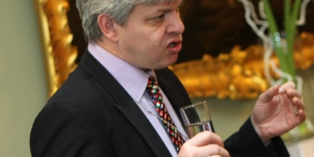 Partijā lēma, ka, ja Spolītis nolemšot nolikt deputāta mandātu, tad nebūšot pamata runāt par izslēgšanu no partijas. Savukārt, ja Spolītis nolems saglabāt deputāta mandātu, tad viņam būšot jāizstājas no partijas.