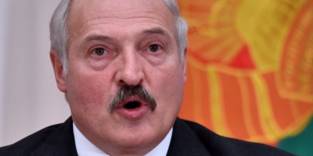 Lukašenko nolēmis dāsni atalgot ģimenes par trešo bērnu