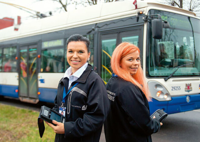 "Bezbiļetniekus mēs pazīstam uzreiz," trolejbusu kontrolieres atklāj darba aizkulises