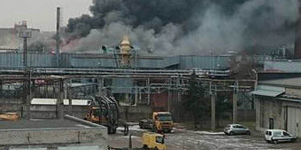 Plašs ugunsgrēks "Latvijas Finiera" rūpnīcā. Turp devušies lieli glābēju spēki. FOTO. VIDEO