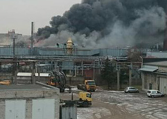 Plašs ugunsgrēks "Latvijas Finiera" rūpnīcā. Turp devušies lieli glābēju spēki. FOTO. VIDEO