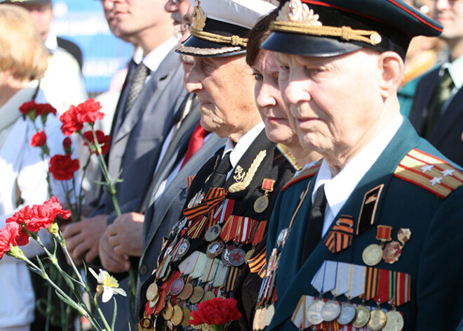 Krievija kara veterāniem Baltijas valstīs ik mēnesi sūtīs pabalstu