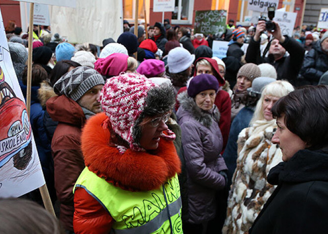 Sadusmotie skolotāji piketē pie Saeimas nama. FOTO