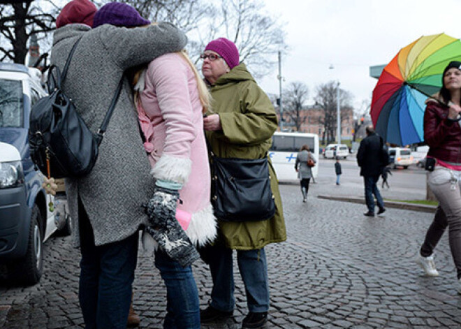 Ticīgie somi pamet baznīcu, protestējot pret viendzimuma laulībām